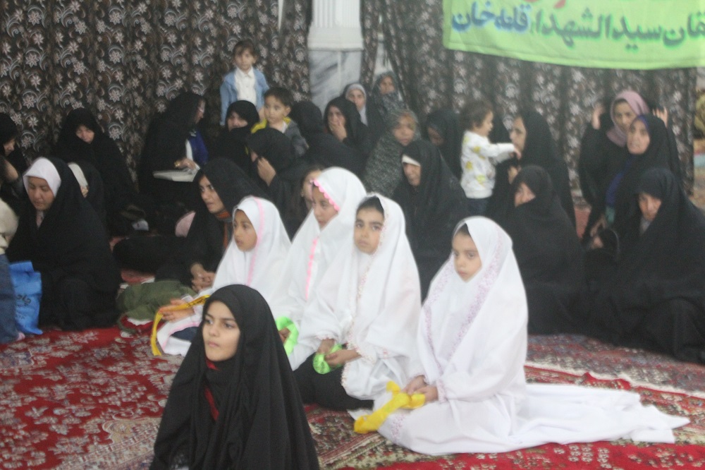 کودکان قرآني روستاي قلعه خان در محفلي مسجدي با هم رقابت کردند