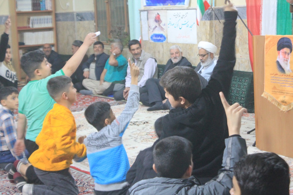 بچه هاي مسجد قدس بجنورد جشن بزرگ  چهل و پنجمين سالگرد پيروزي انقلاب  را برگزار کردند