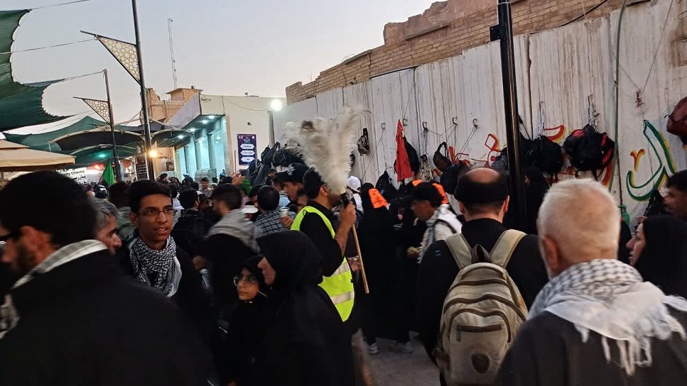 اهالي عتبات عاليات زير پرچم "حسين دوستي" و ميزباني از زائران اربعين