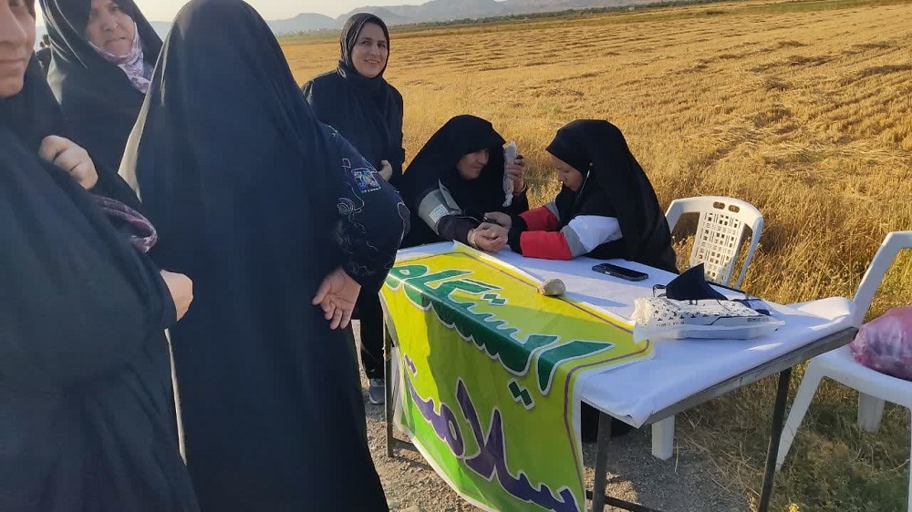 خدمت رساني مواکب اهالي مسجد به عزاداران جامانده از مشايه حسين(ع)  در شيروان