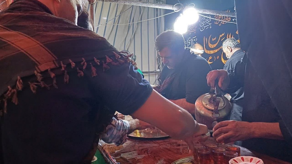 اهالي عتبات عاليات زير پرچم "حسين دوستي" و ميزباني از زائران اربعين