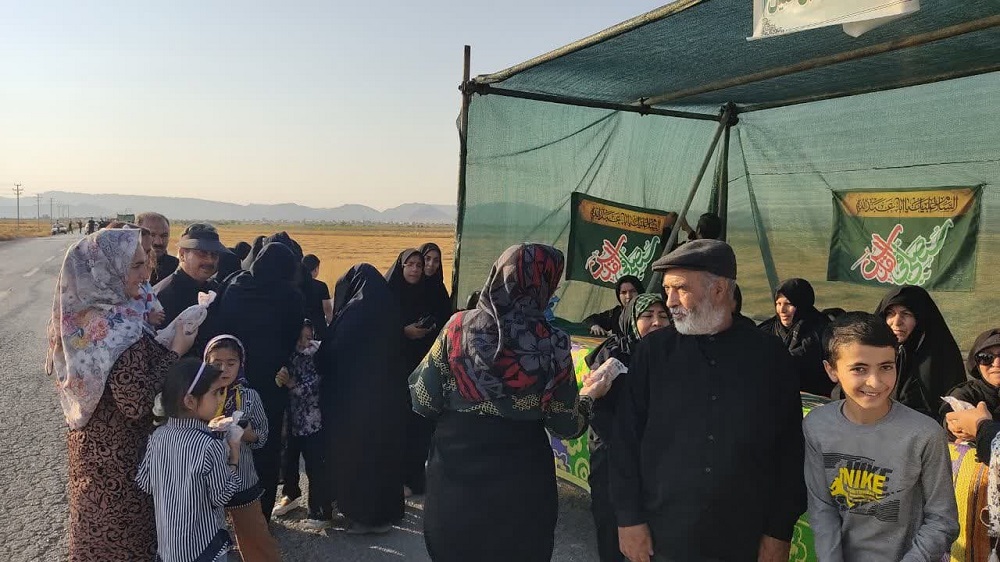 خدمت رساني مواکب اهالي مسجد به عزاداران جامانده از مشايه حسين(ع)  در شيروان