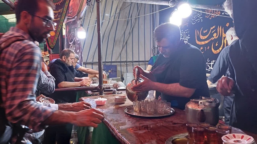 اهالي عتبات عاليات زير پرچم "حسين دوستي" و ميزباني از زائران اربعين