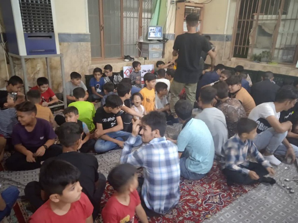 پويش #به_عشق_اميرالمؤمنين؛ بچه هاي مسجد قدس، پرچم هاي "علي ولي الله" را به محله آوردند