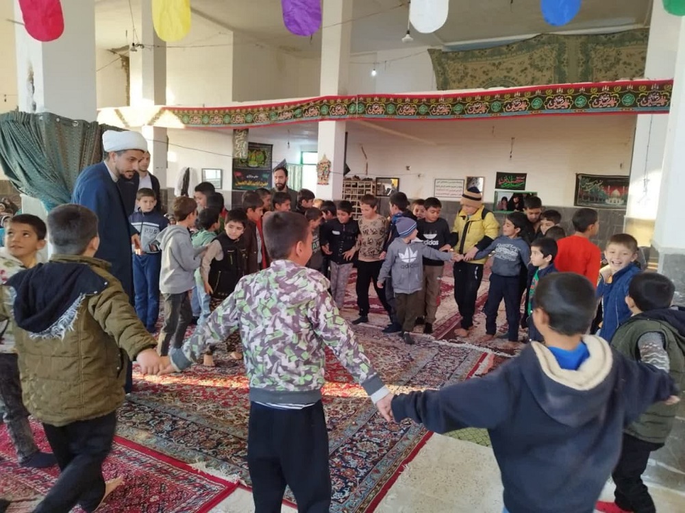 کاروان شادي اهالي مسجد جشن نيمه شعبان را به روستاهاي جاجرم برد