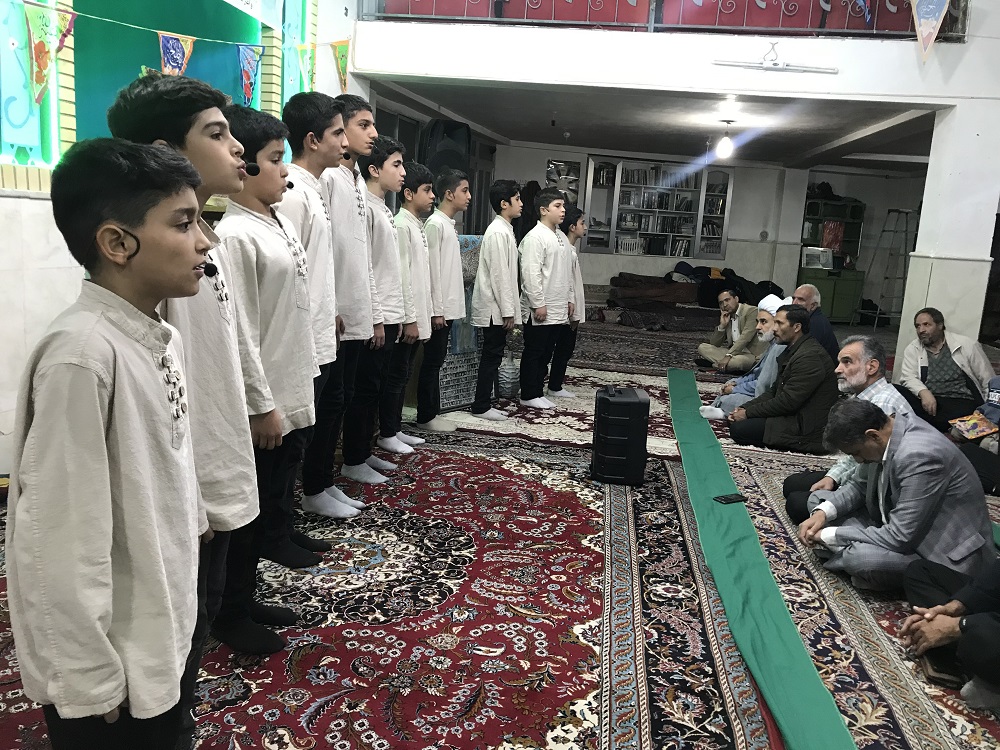 نوجوانان مسجدي بر دست پر مهر امام جماعت و خانواده شهدا بوسه زدند