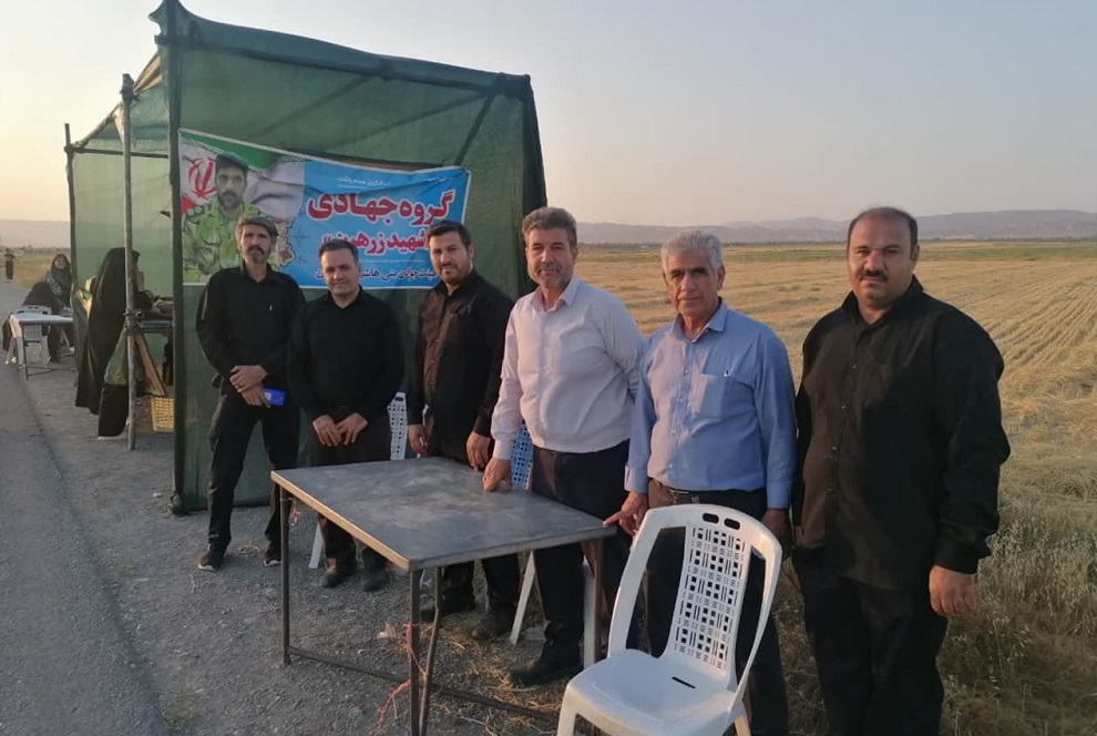 خدمت رساني مواکب اهالي مسجد به عزاداران جامانده از مشايه حسين(ع)  در شيروان