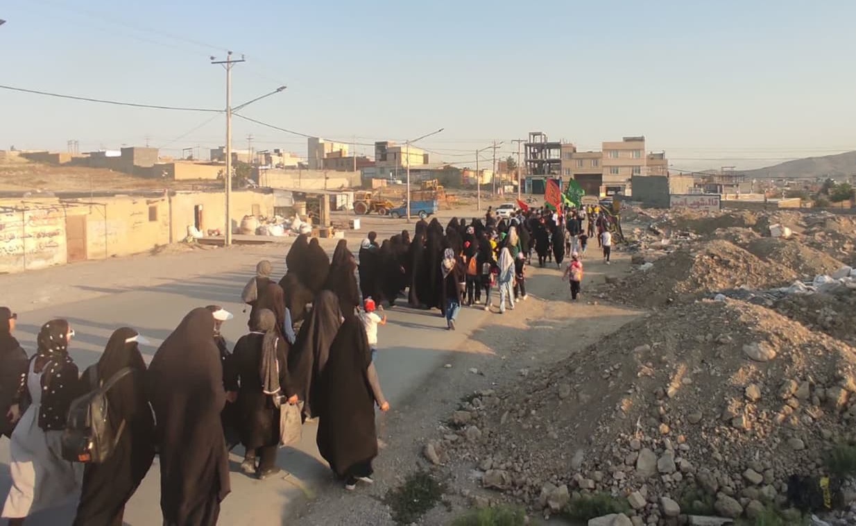 خدمت رساني مواکب اهالي مسجد به عزاداران جامانده از مشايه حسين(ع)  در شيروان