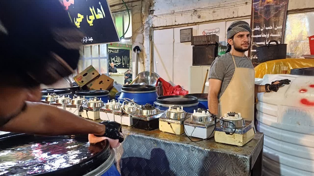 اهالي عتبات عاليات زير پرچم "حسين دوستي" و ميزباني از زائران اربعين