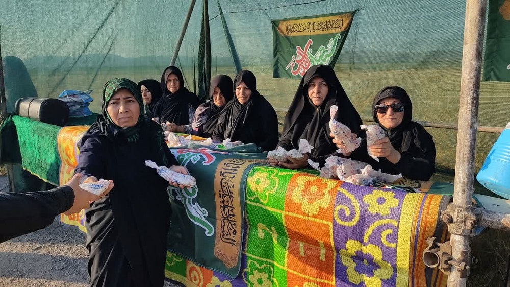 خدمت رساني مواکب اهالي مسجد به عزاداران جامانده از مشايه حسين(ع) در شيروان