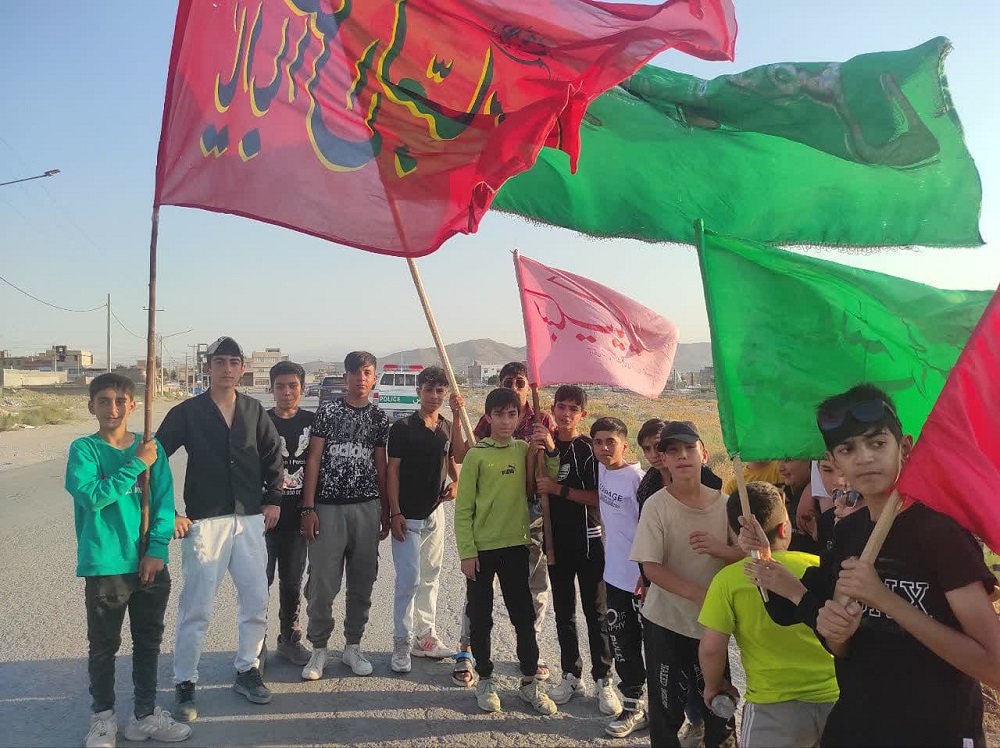 خدمت رساني مواکب اهالي مسجد به عزاداران جامانده از مشايه حسين(ع)  در شيروان