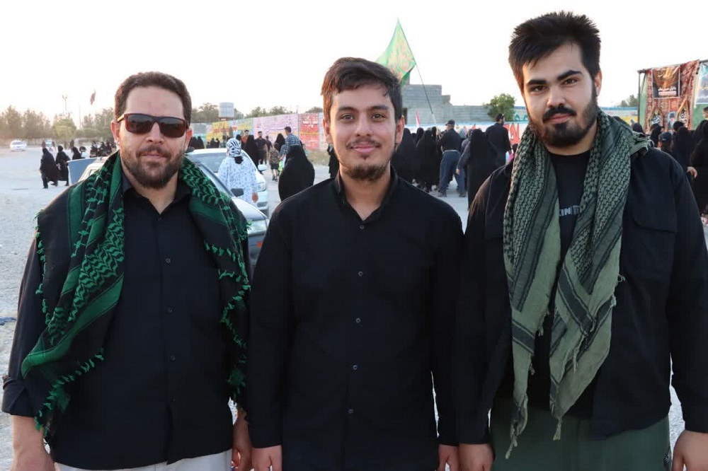 خدمت رساني مواکب اهالي مسجد به عزاداران جامانده از مشايه حسين(ع)  در شيروان