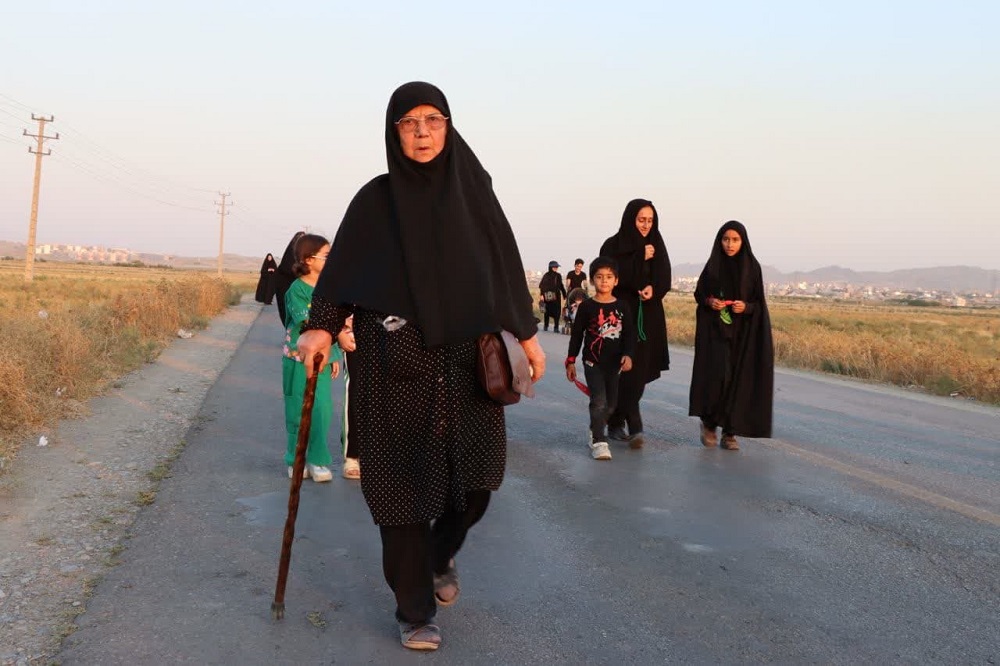 خدمت رساني مواکب اهالي مسجد به عزاداران جامانده از مشايه حسين(ع)  در شيروان