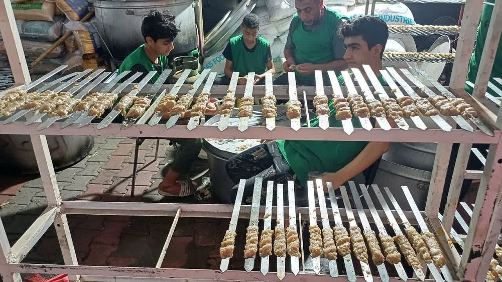 اهالي عتبات عاليات زير پرچم "حسين دوستي" و ميزباني از زائران اربعين