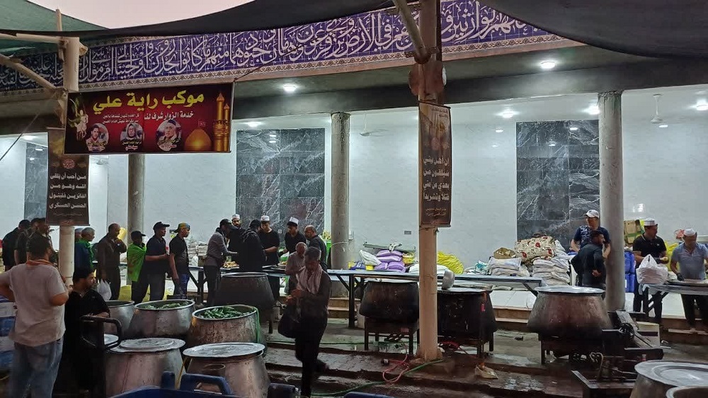 اهالي عتبات عاليات زير پرچم "حسين دوستي" و ميزباني از زائران اربعين