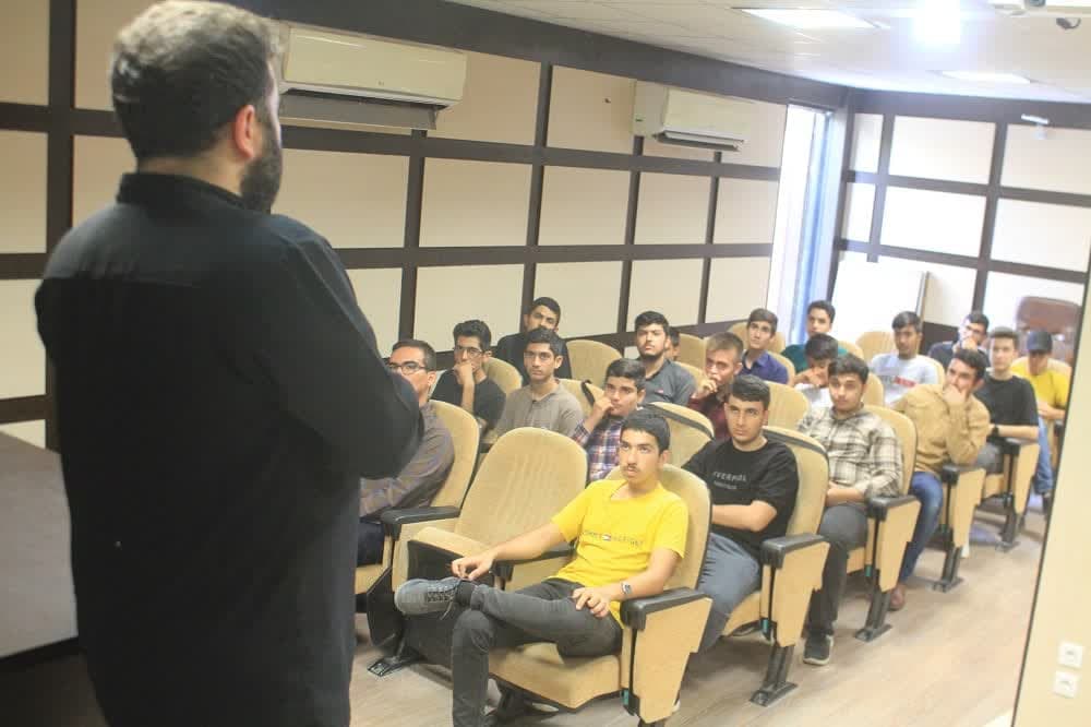 دهه هشتادي ها در قاب "بي نهايت شو" ي  امام رضايي