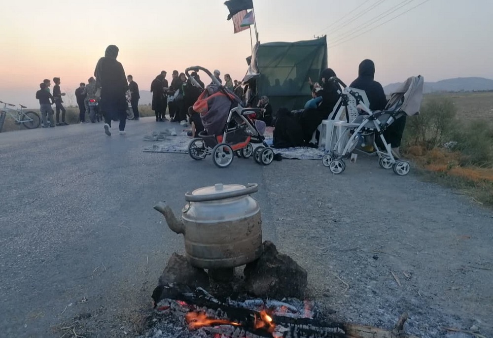 خدمت رساني مواکب اهالي مسجد به عزاداران جامانده از مشايه حسين(ع)  در شيروان