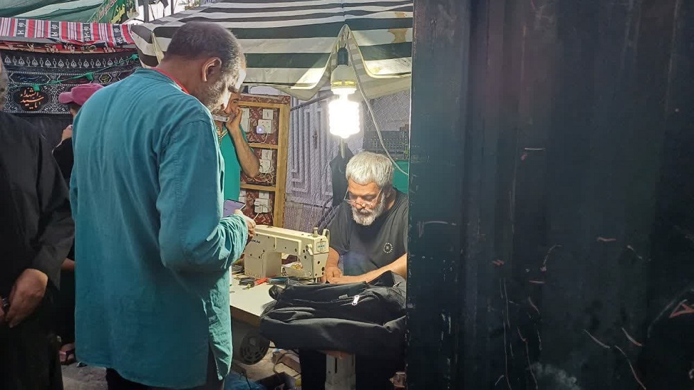 اهالي عتبات عاليات زير پرچم "حسين دوستي" و ميزباني از زائران اربعين