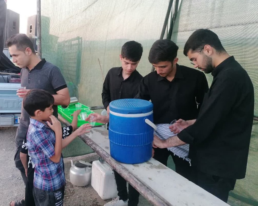 خدمت رساني مواکب اهالي مسجد به عزاداران جامانده از مشايه حسين(ع)  در شيروان