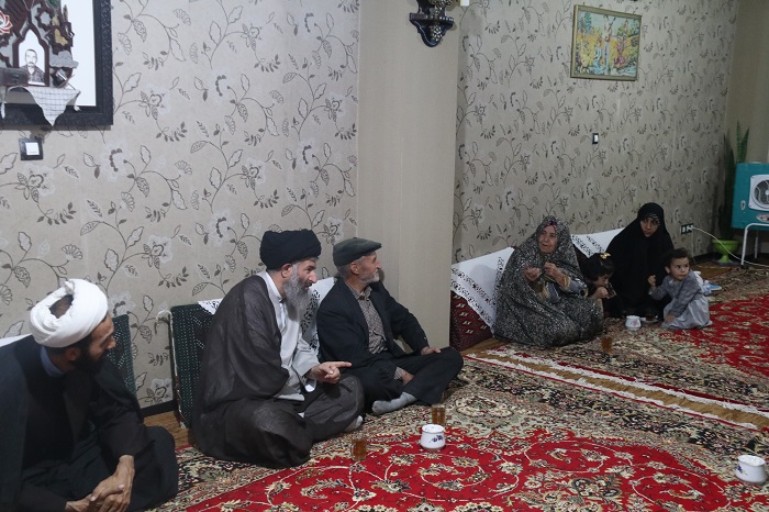 تکريم خانواده شهيد «حسن قويدل» توسط اهالي مسجد در بجنورد