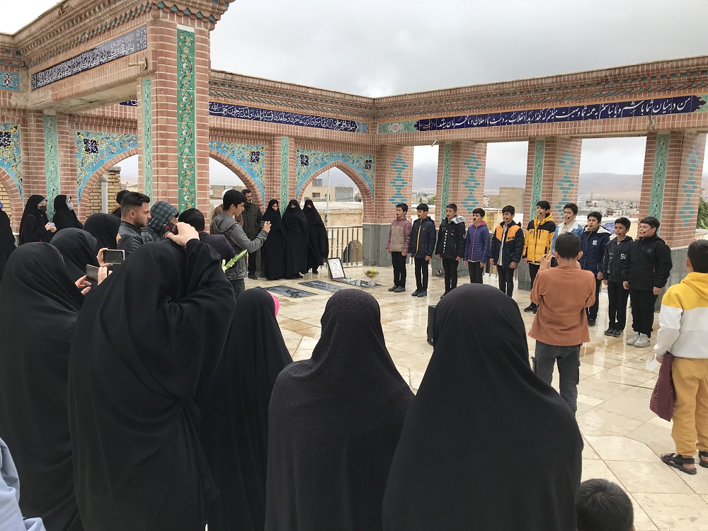 نوجوانان مسجدي در بجنورد همراه خانواده شهدا مزار شهيدان را غبارروبي و گلباران کردند