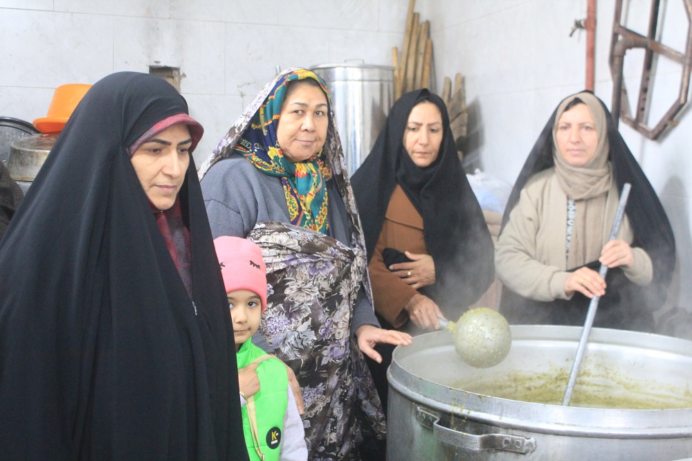 زنان مسجدي محله حر، آش نذر شکرانه پيروزي انقلاب طبخ کردند