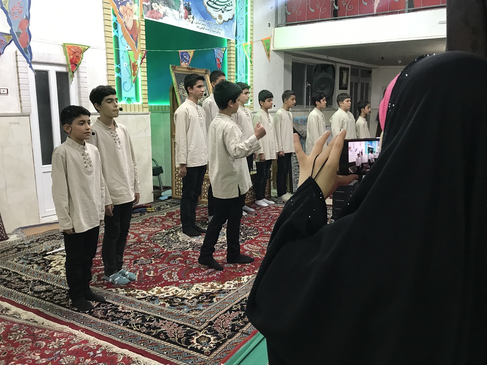 نوجوانان مسجدي بر دست پر مهر امام جماعت و خانواده شهدا بوسه زدند