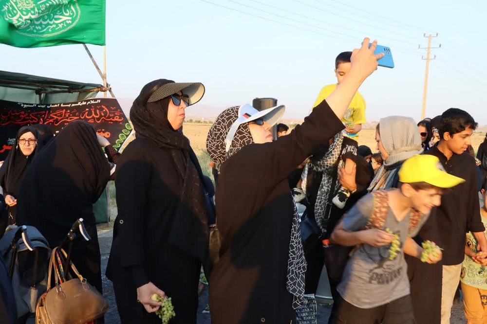 خدمت رساني مواکب اهالي مسجد به عزاداران جامانده از مشايه حسين(ع)  در شيروان