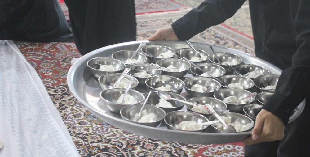 اطعام کريمانه اهالي مسجدي روستاي علي آباد در عيد نيمه رمضان