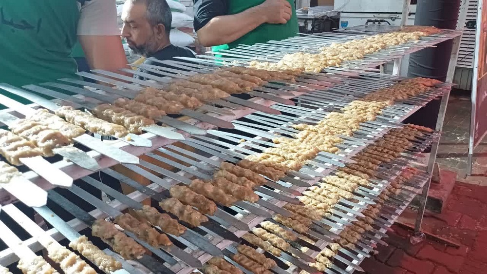 اهالي عتبات عاليات زير پرچم "حسين دوستي" و ميزباني از زائران اربعين