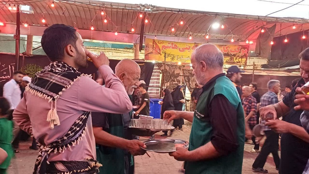 اهالي عتبات عاليات زير پرچم "حسين دوستي" و ميزباني از زائران اربعين