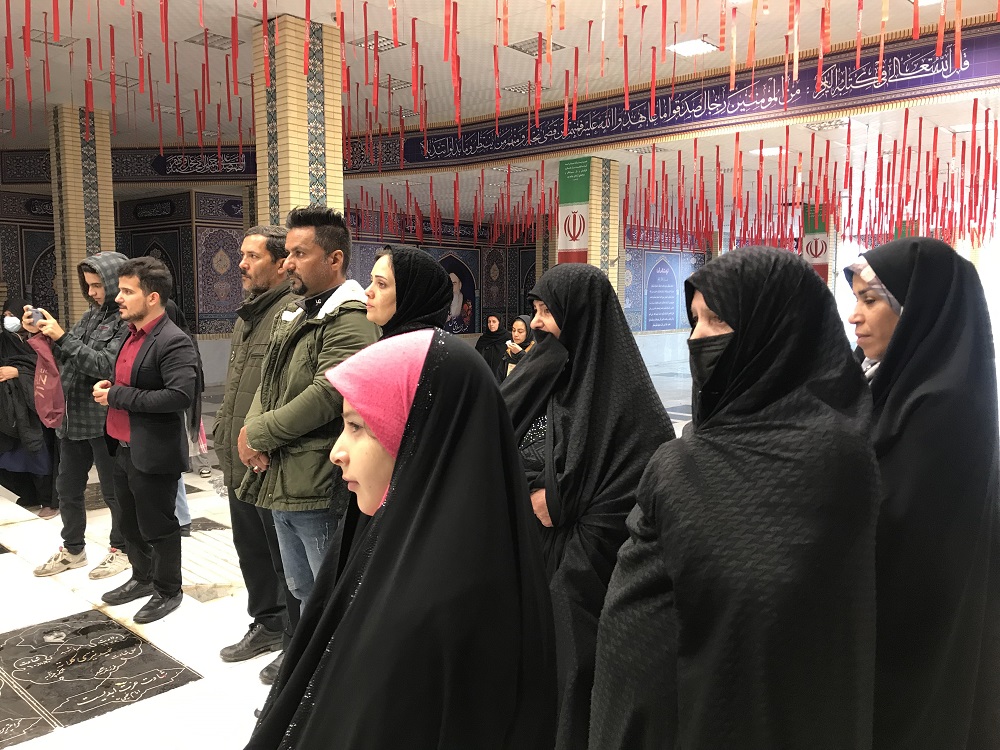نوجوانان مسجدي در بجنورد همراه خانواده شهدا مزار شهيدان را غبارروبي و گلباران کردند