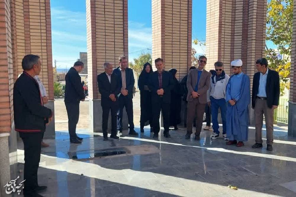 تصاوير همياري بسيج و کانون مسجد در روستاي بزنج اسفراين