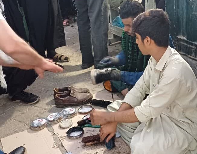 اهالي عتبات عاليات زير پرچم "حسين دوستي" و ميزباني از زائران اربعين