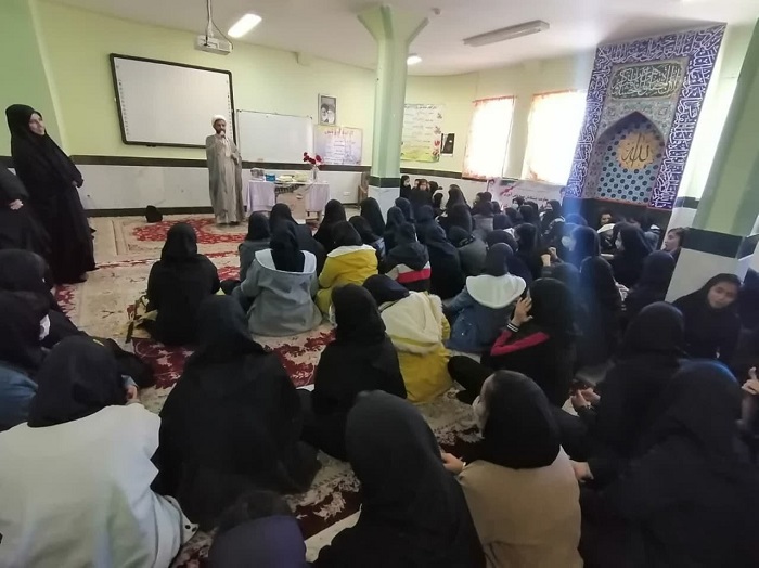 همزمان با هفته بسيج؛ برگزاري کارگاه آموزشي «جهاد تبيين» و نمايشگاه عکس سير خدمتگزار ملت ويژه دختران دانش آموز اسفرايني