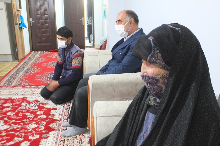 تکريم مادر نوجوان شهيد«احمد حامدي»  از شهداي روستاي ناوه بجنورد