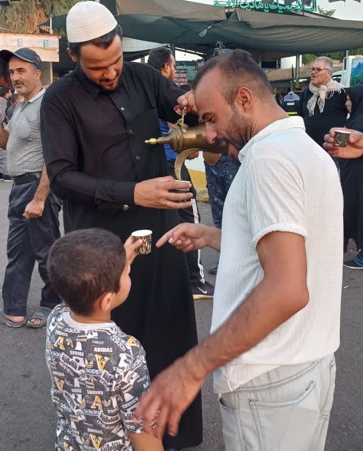 اهالي عتبات عاليات زير پرچم "حسين دوستي" و ميزباني از زائران اربعين