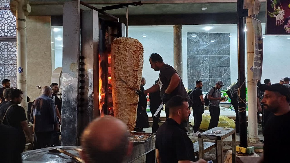 اهالي عتبات عاليات زير پرچم "حسين دوستي" و ميزباني از زائران اربعين