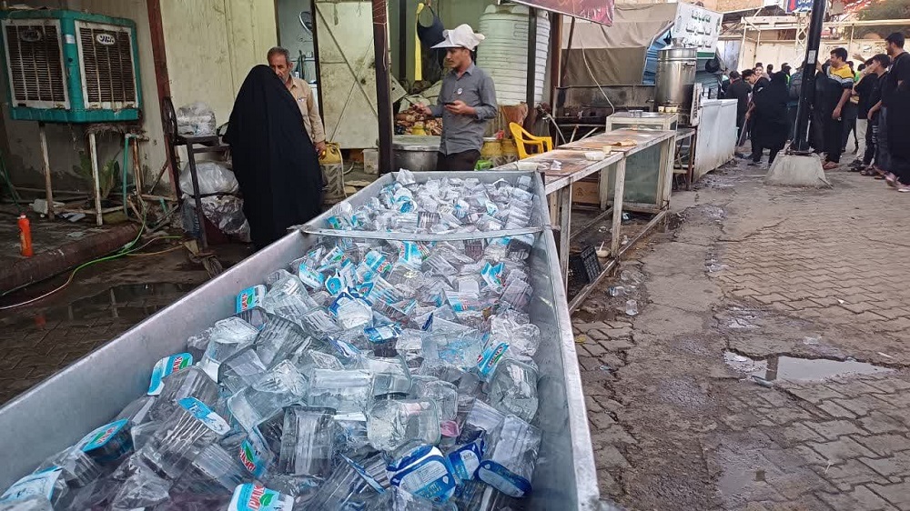 اهالي عتبات عاليات زير پرچم "حسين دوستي" و ميزباني از زائران اربعين