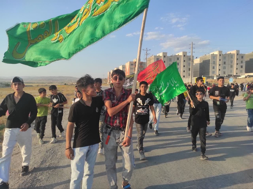 خدمت رساني مواکب اهالي مسجد به عزاداران جامانده از مشايه حسين(ع)  در شيروان