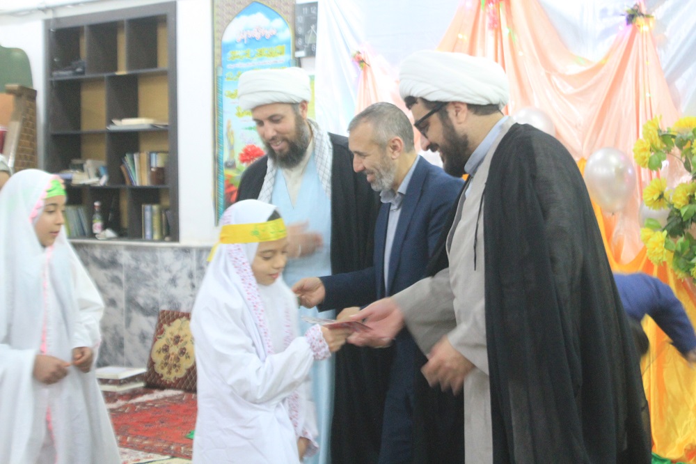 کودکان قرآني روستاي قلعه خان در محفلي مسجدي با هم رقابت کردند
