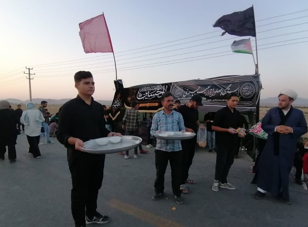 خدمت رساني مواکب اهالي مسجد به عزاداران جامانده از مشايه حسين(ع)  در شيروان