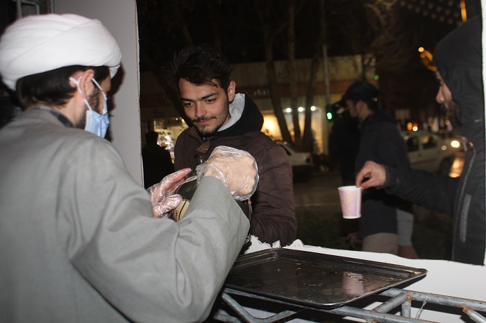 جوانان مسجدي با چاي روضه فاطمي پذيراي عزاداران بجنوردي شدند