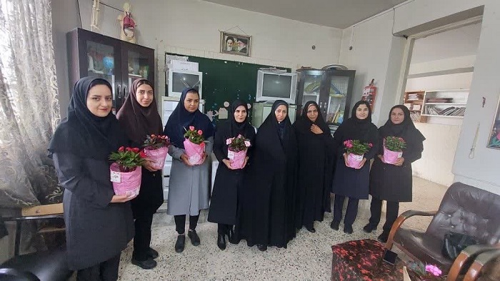 شاخه گل تکريم اهالي مسجد در خراسان شمالي، تقديم معلمان شد
