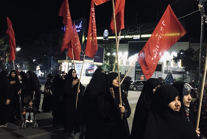 بانوان فاطمي با پرچم هاي "يا فاطمه (س)" به سوگ حضرت رضا نشستند