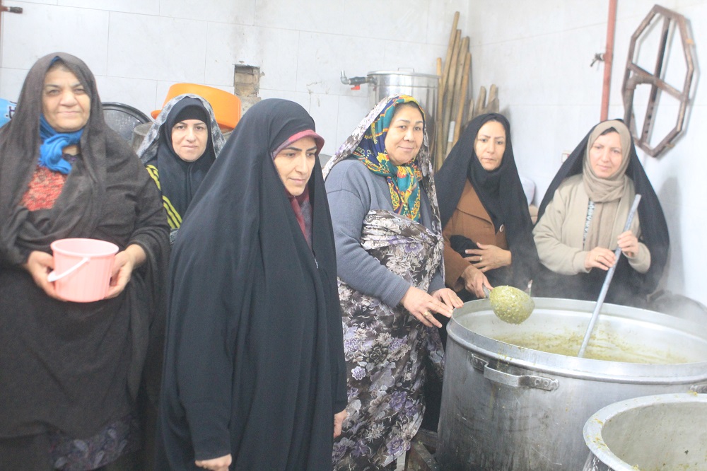 زنان مسجدي محله حر، آش شکرانه پيروزي انقلاب طبخ کردند