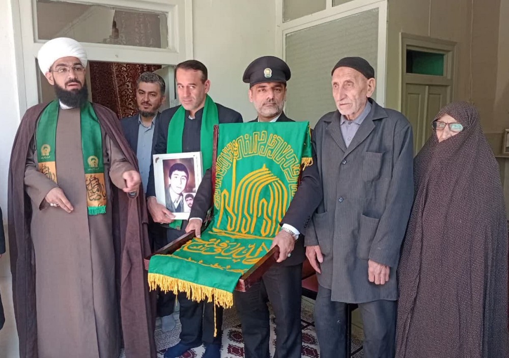 خانواده شهدا با قاب تکريم اهالي مسجد، ميزبان دل هاي امام رضايي شدند